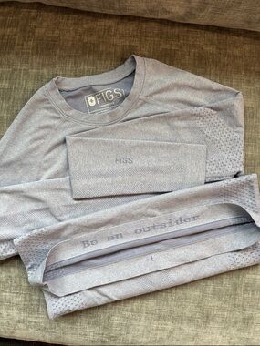 FIGS Women’s Crewneck Long sleeve Top in Light Blue - Size XS